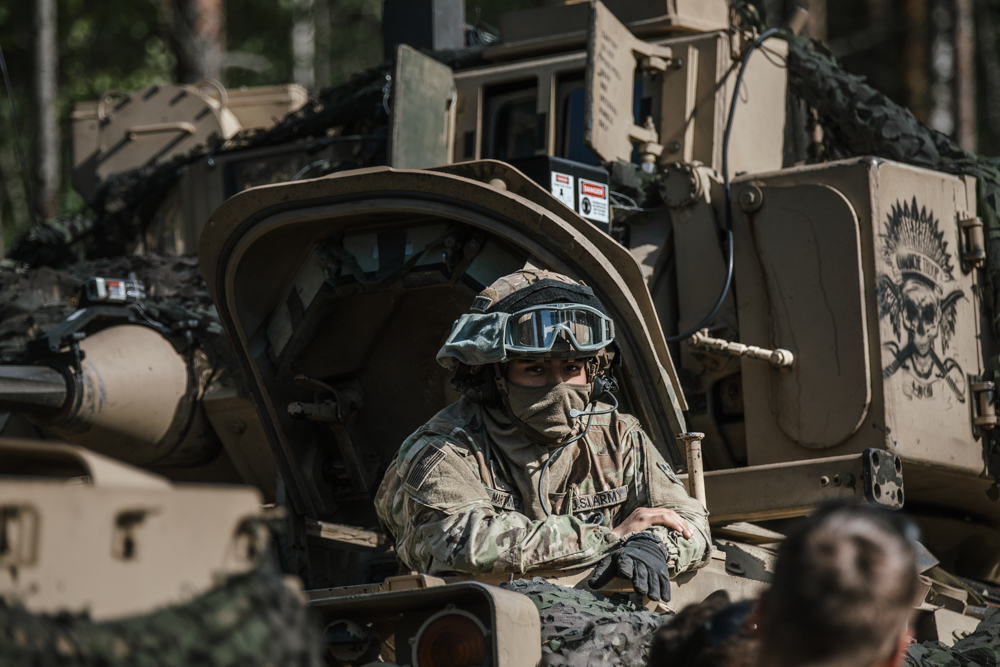 Kuvassa yhdysvaltalaissotilaita panssarivaunun kyydissä.