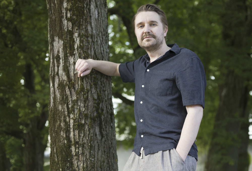 Joonas Nordman nojaa puuta vasten.