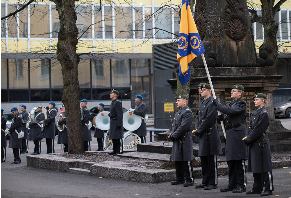 Bulgarialaisten seppeleet laskeutuivat jälleen Kaartin kasarmilla
