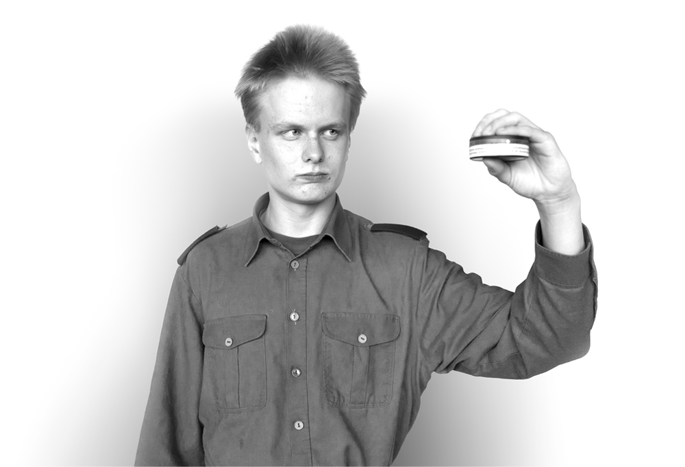 Kaartinjääkäri Otso Heikkilä katsoo nuuskapurkkia harkiten.