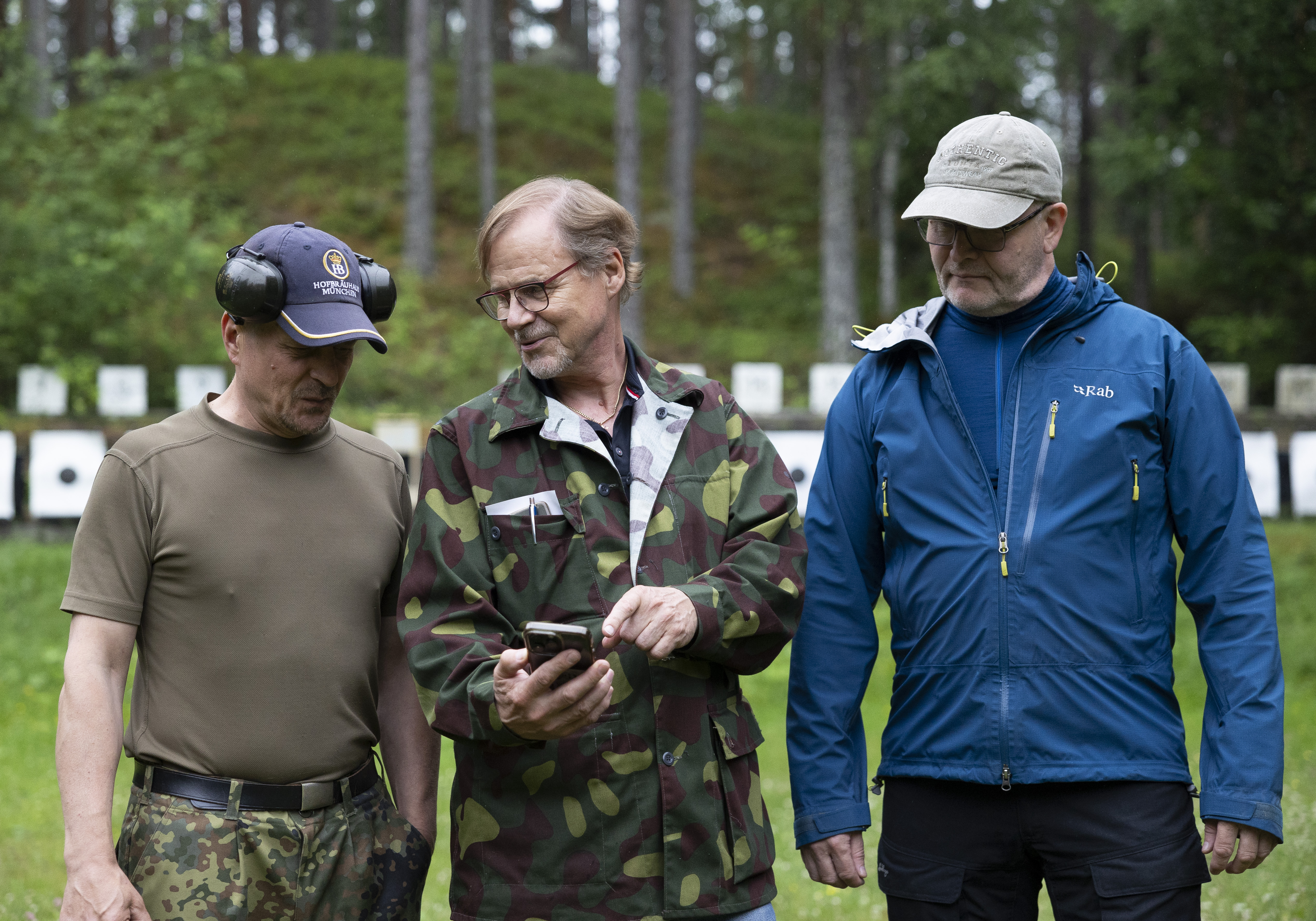 Kuvassa Tohtori ja sotahistorioitsija Alexander Clarke, historian oikuista kiinnostunut kirjailija Gareth Edwards, opettaja Daniel Caldon.