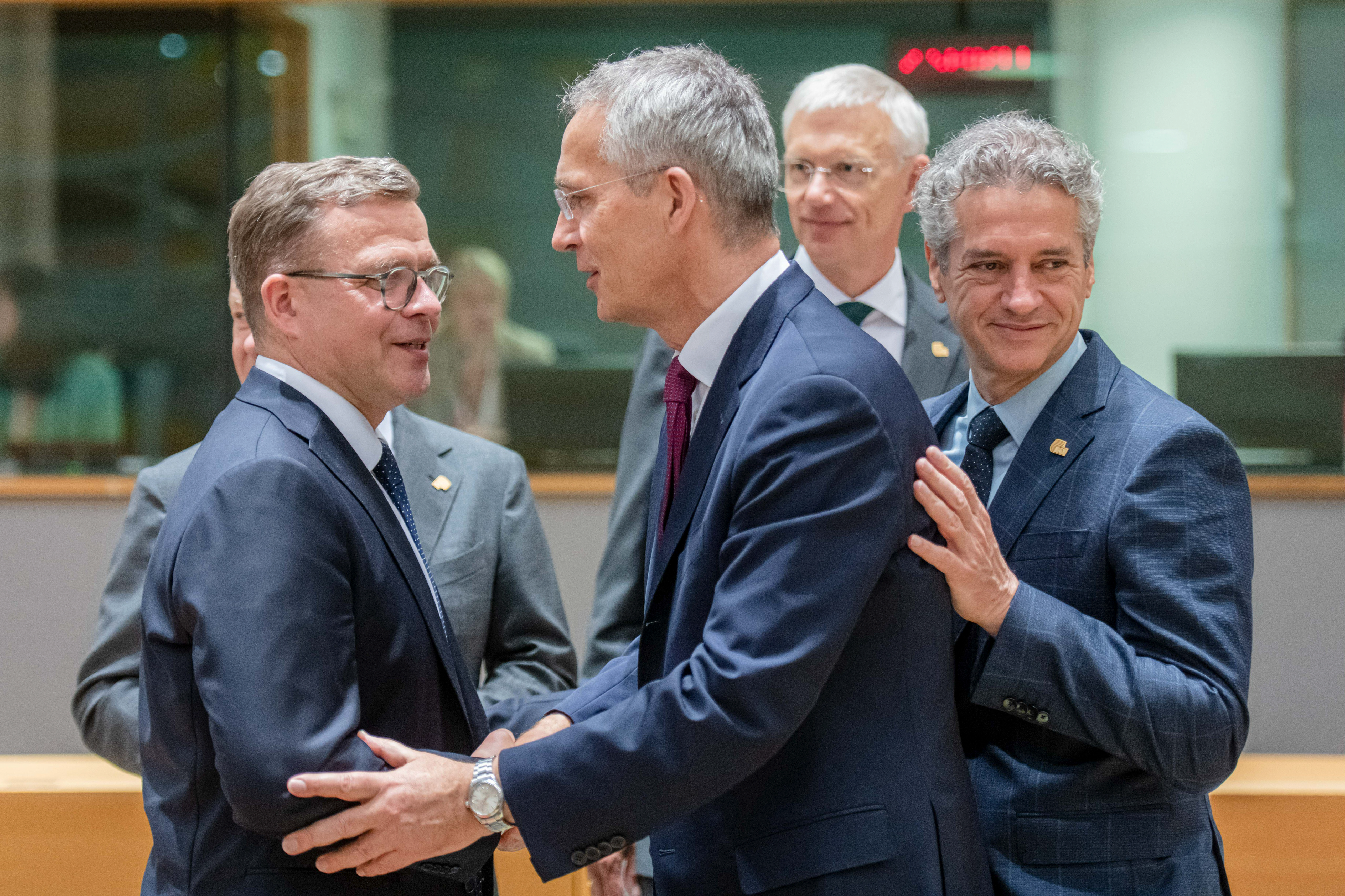 Suomen pääministeri Petteri Orpo kättelemässä Naton pääsihteeri Jens Stoltenbergiä