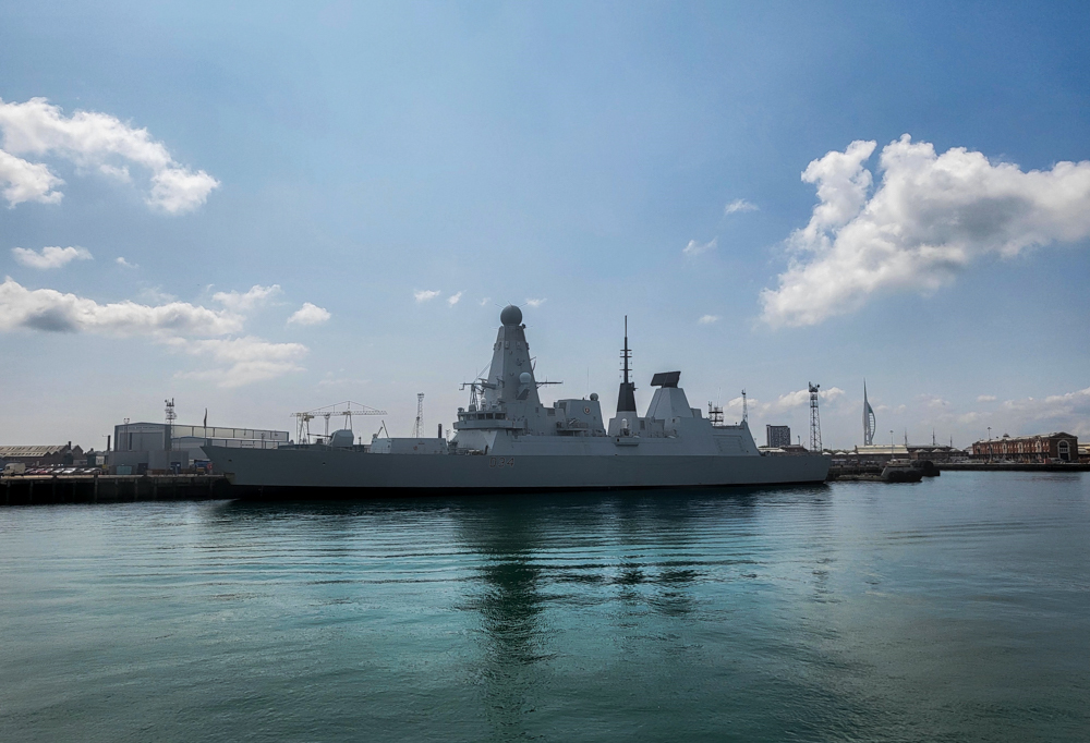 HMS Diamond sotalaiva Porthsmouthin satamassa Englannissa.