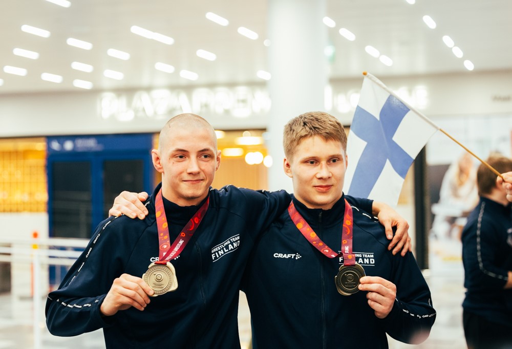 Kuvassa painin EM-mitalistit Tino Ojala ja Jonni Sarkkinen poseeramassa kultamitallit kaulassa.