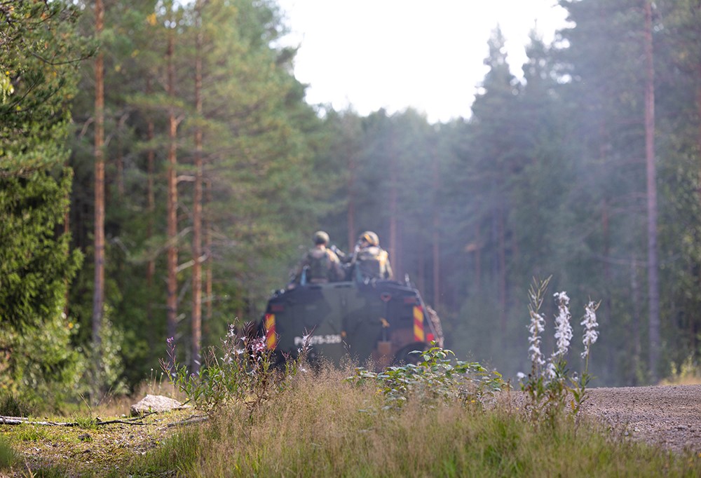 Kuvassa pansariavunu ajaa paikallispuolustusharjoituksessa.