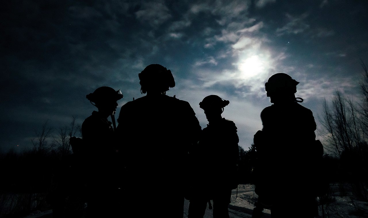 Kuvassa Elina Liukkoila kiipeää jääseinää ja Jaakko Risku varmistaa.