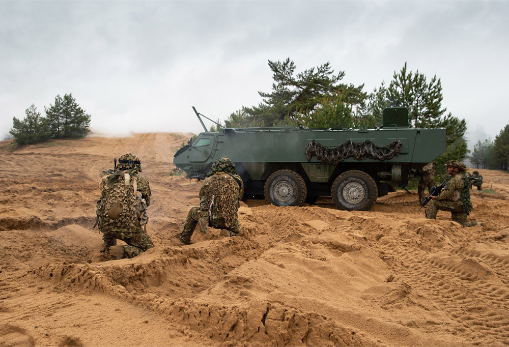 Kuvassa 6x6-panssariajoneuvo Latviassa.