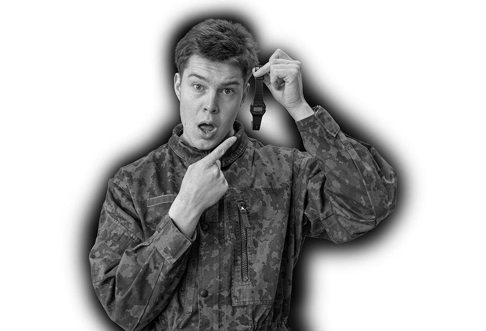 Kaartinjääkäri Aalto osoittaa suu ammollaan rannekelloa.