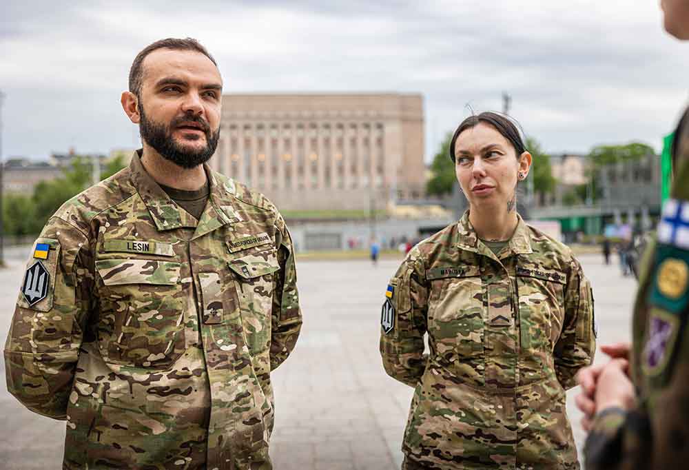 Kuvassa seisoo kaksi ukrainalaista sotilasta.