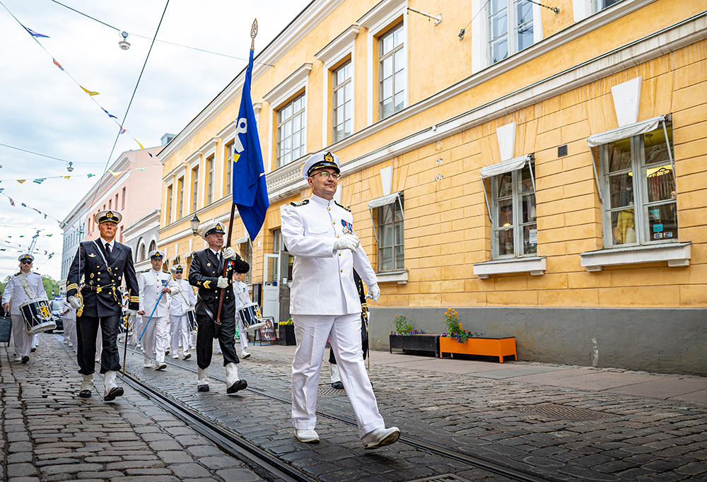 Kuvassa vartioparaatilaiset marssivat Helsingin kadulla.