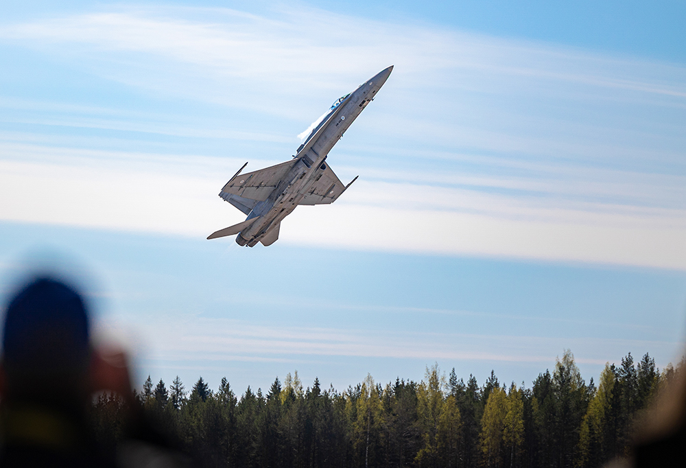 Kuvassa  F/A-18 Hornet -hävittäjä lentää taivaalla.