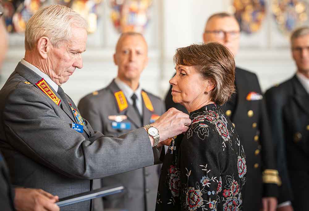 Ari Puheloinen antaa merkin Tuula Hildénille.