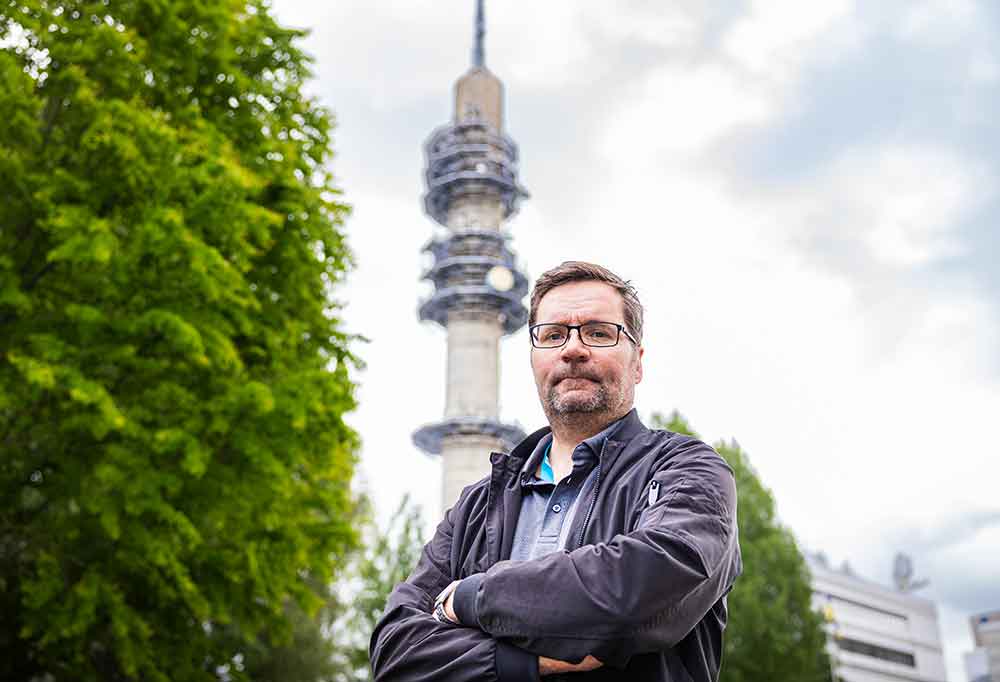 Matti Huutonen katsoo kameraa.