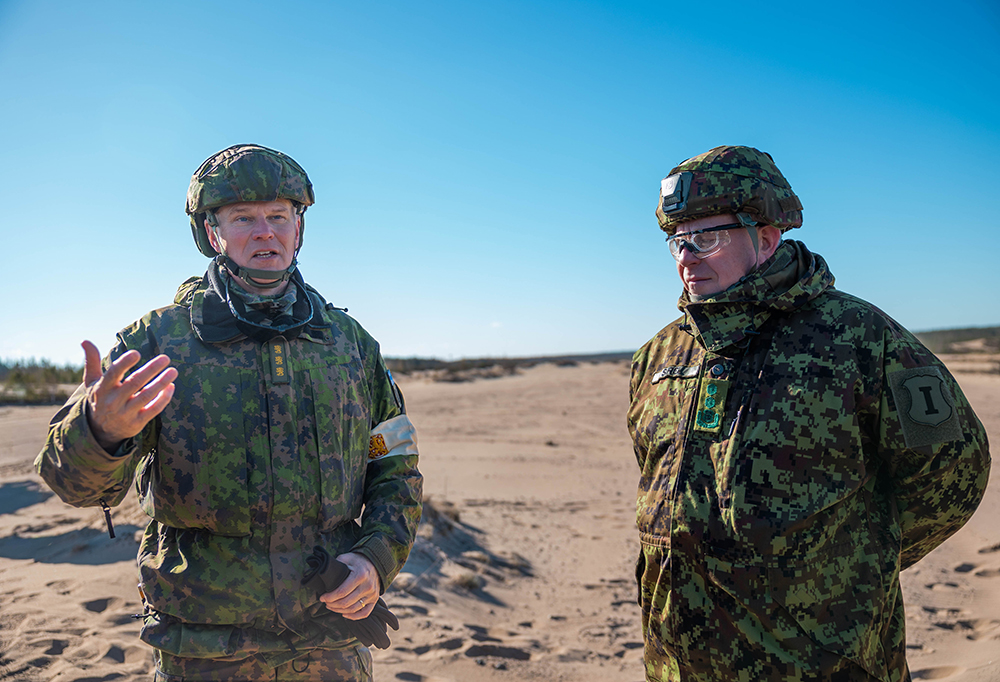 Kuvassa kenraaliluutnantti Pasi Välimäki ja kenraalimajuri Indrek Sirel seisovat hiekka-alueella.