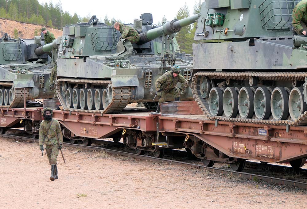 Panssarivaunuja ja sotilaita Rovajärvellä.