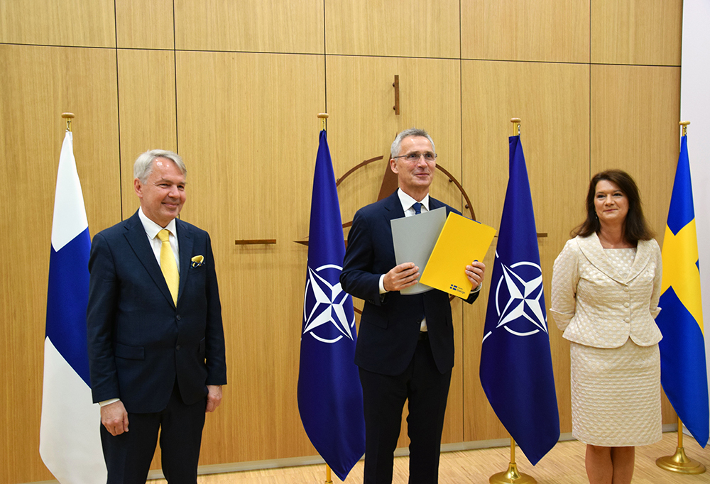 Suomen ja Ruotsin ulkoministerit sekä Naton pääsihteeri Naton päämajassa Brysselissä.