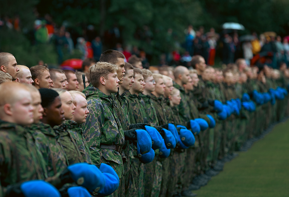 Varusmiehiä sotilasvalassa