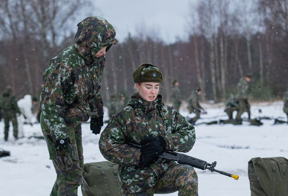 Ennätysmäärä naisia haki vapaaehtoiseen asepalvelukseen