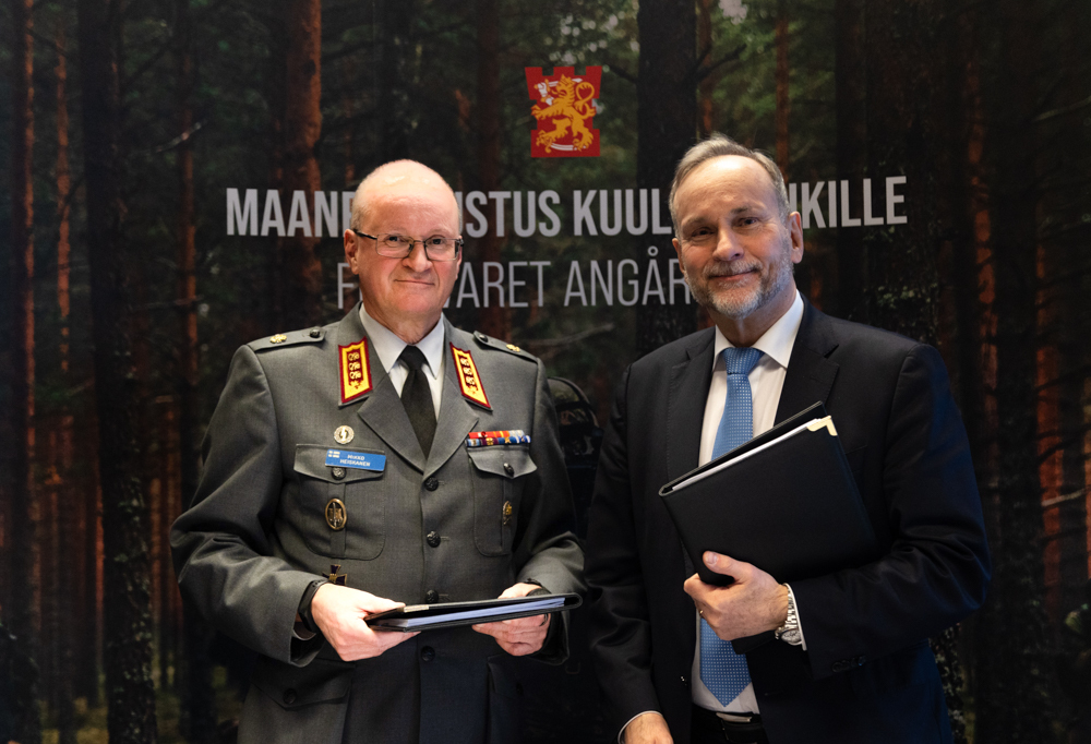 Kuvassa on Puolustusvoimien sotatalouspäällikkö, kenraaliluutnantti Mikko Heiskanen ja Patrian toimitusjohtaja Esa Rautalinko.