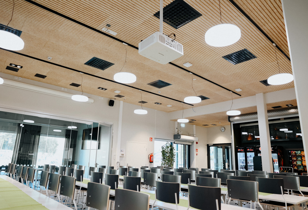 Kuvassa uuden sotilaskodin sali.