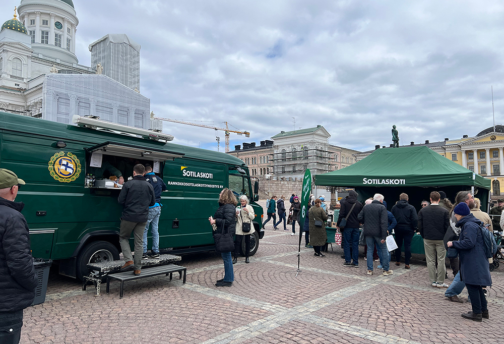 Kuvassa sotilaskotiauto ja sotilaskotiteltta Tuomiokirkon edessä.