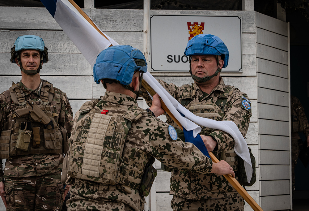 Kuvassa everstiluutnantti Mika Jääskeläinen ottaa vastaan Suomen lipun.
