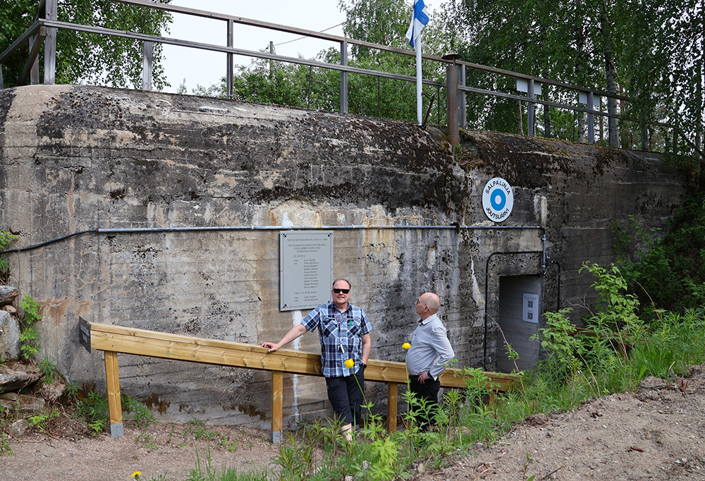 Kuvassa Tommi Kanniainen ja Seppo Alajoutsijärvi seisoo bunkkerimuseon edessä.