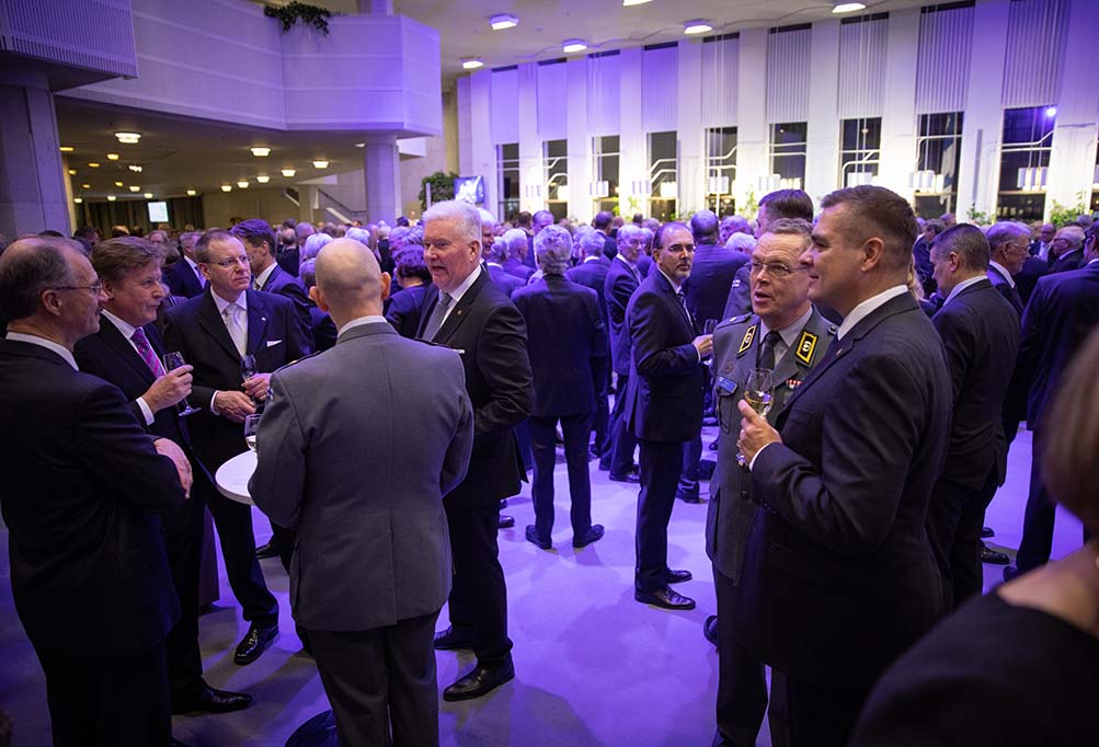 Kuvassa vieraita Finlandia-talolla.