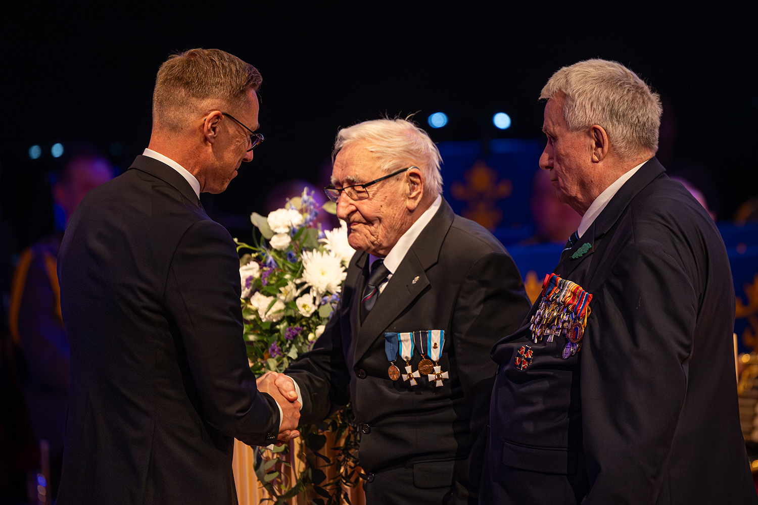 Kuvassa Alexander Stubb kättelee veteraani Viljo Pastilaa.