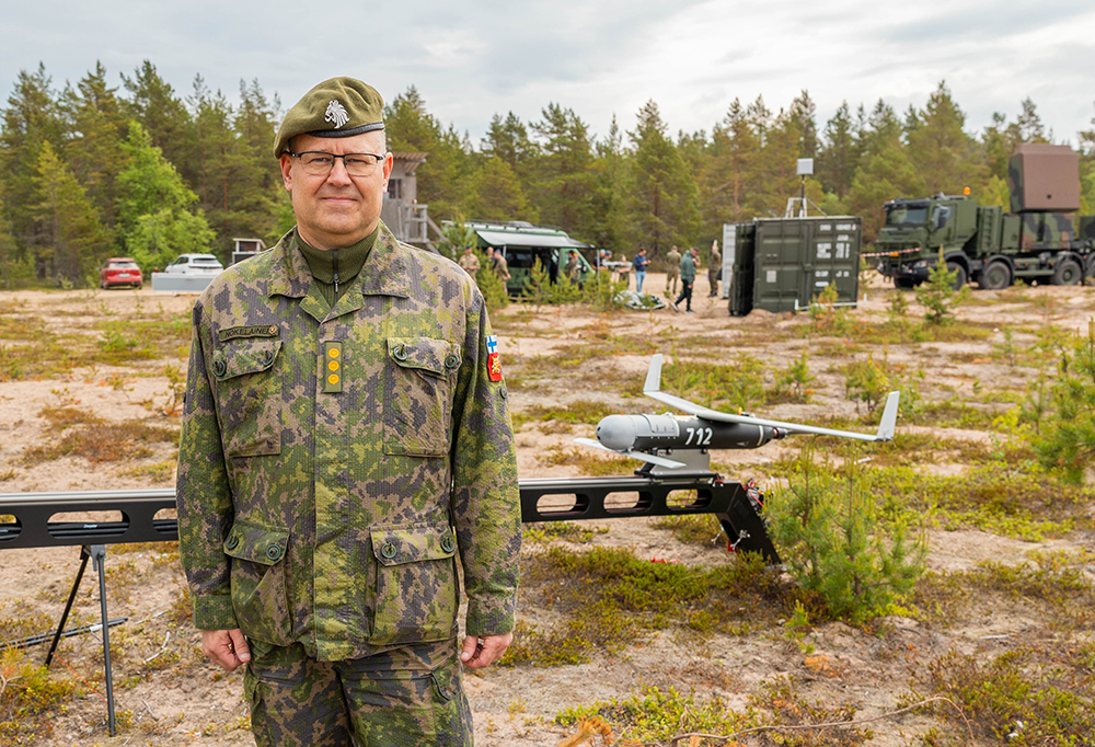 Ilmatorjunnan tarkastaja, eversti Mano-Mikael Nokelainen seisoo lennokkikatapultin edessä.