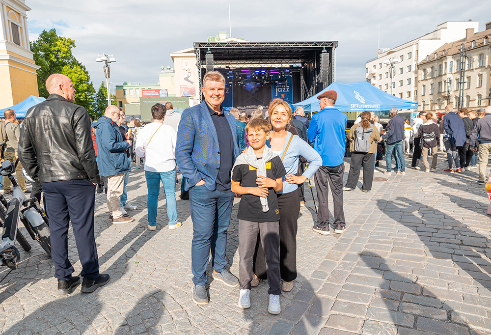 Kuvassa näkyy perhe poseeraamassa kameralle MilJazz-tapahtumassa.