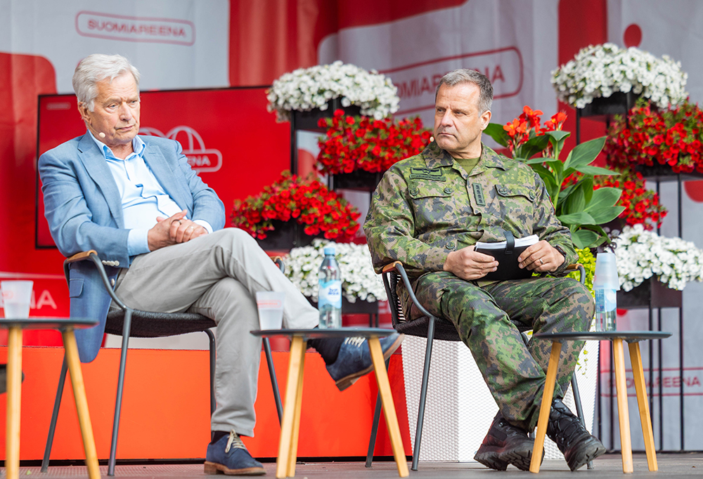 Kuvassa näkyy Sauli Niinistö ja Janne Jaakkola istumassa tuoleilla.