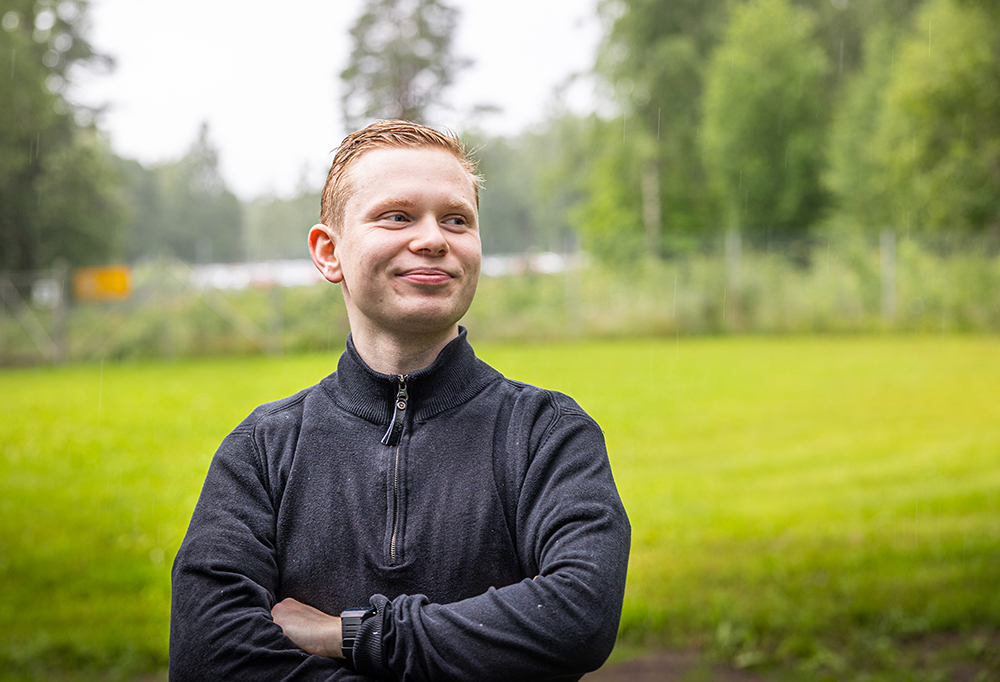 Kuvassa Aleksi Laitinen hymyilee.