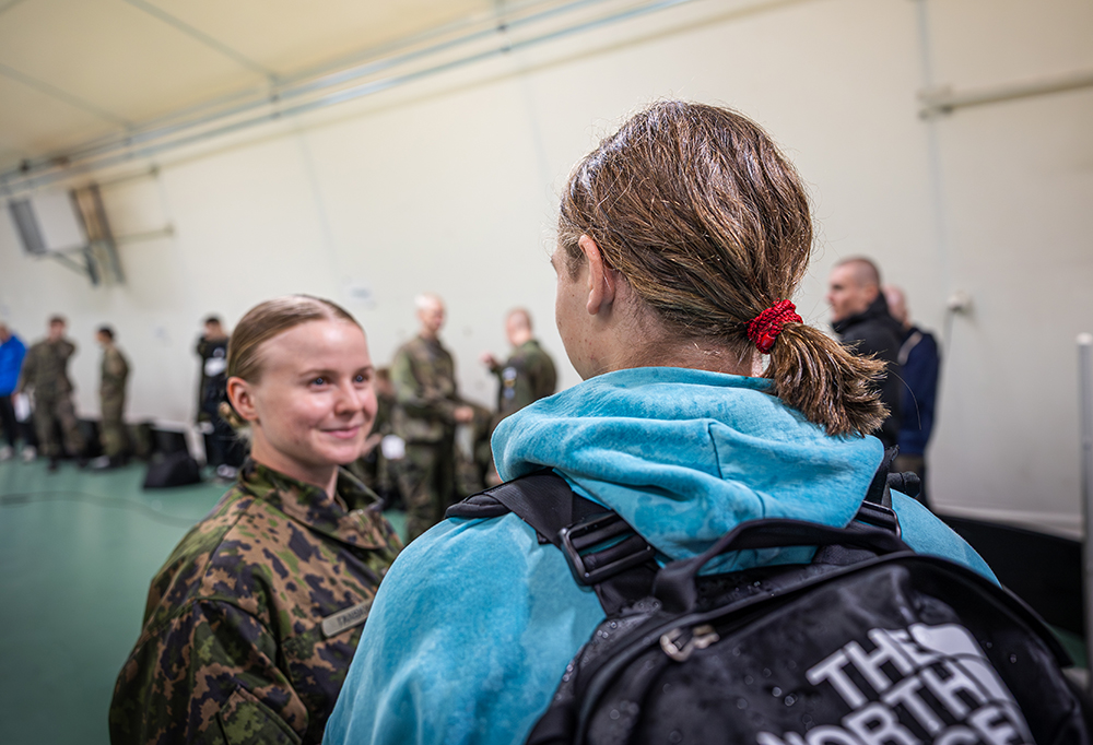 Kaartinjääkäri Tanskanen keskustelee uuden alokkaan kanssa.