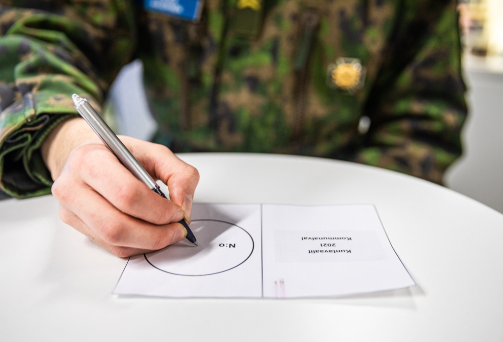 Kuvassa varusmies äänestämässä.