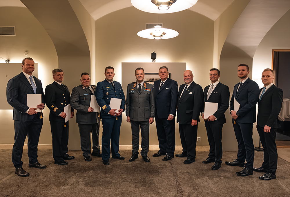 Palkittuja ja palkitsijoita rivissä.