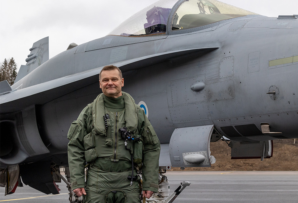 Juha-Pekka Keränen ja Hornet-hävittäjä