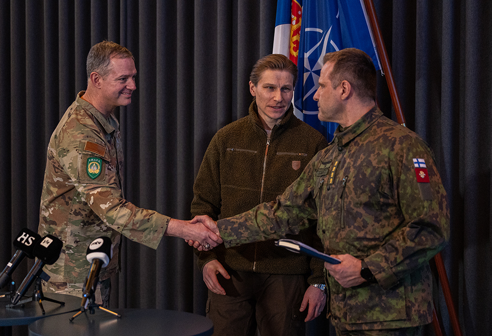 Kenraali Alexus G. Grynkewich kättelee kenraali Janne Jaakkolaa. Taustalla puolustusministeri Antti Häkkänen.