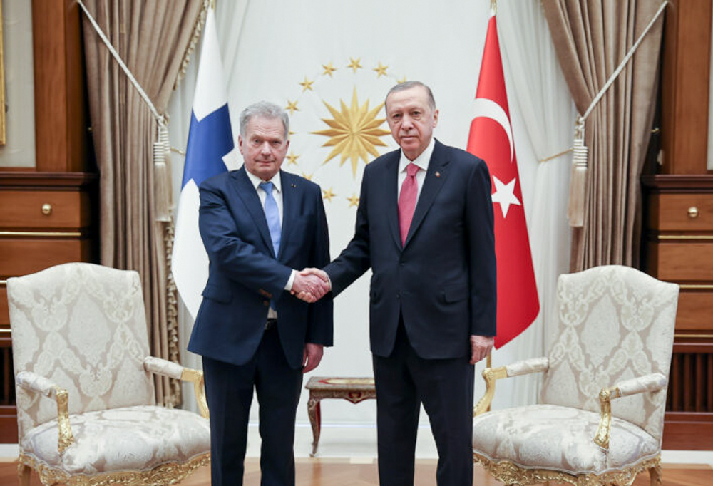 Tasavallan presidentti Sauli Niinistö ja Turkin presidentin Racip Tayyip Erdogan kättelevät