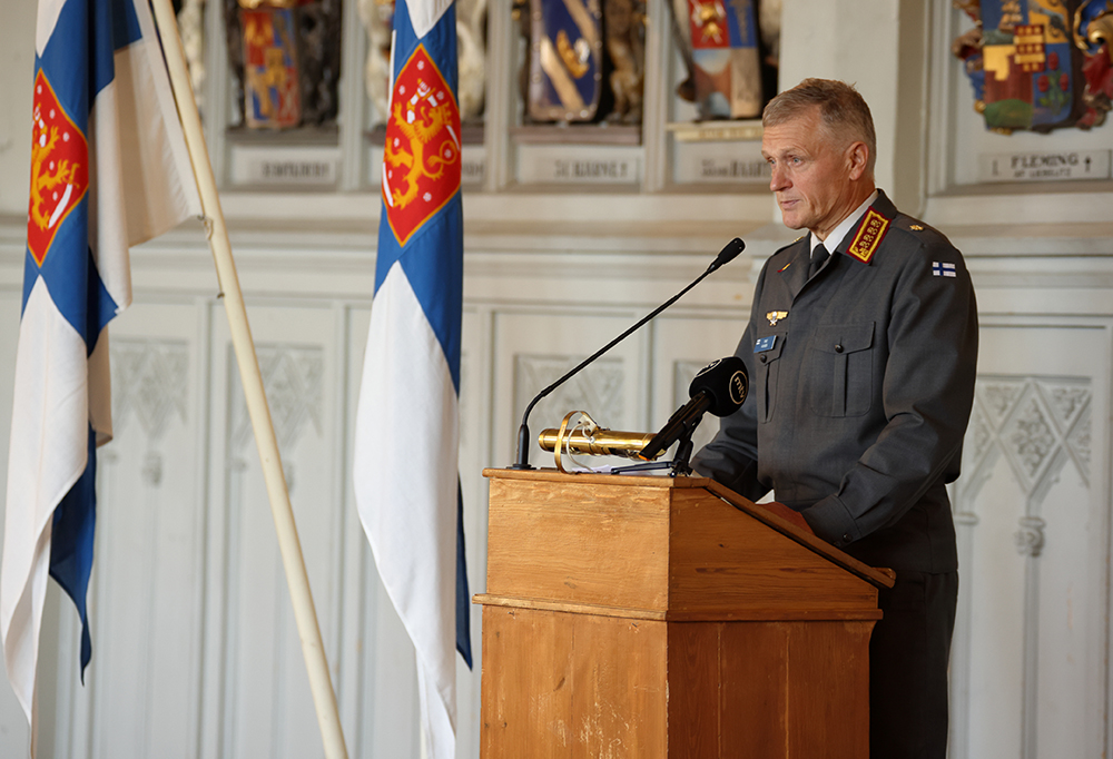 Kuvassa puolustusvoimain komentaja Timo Kivinen puhumassa avajaisissa.