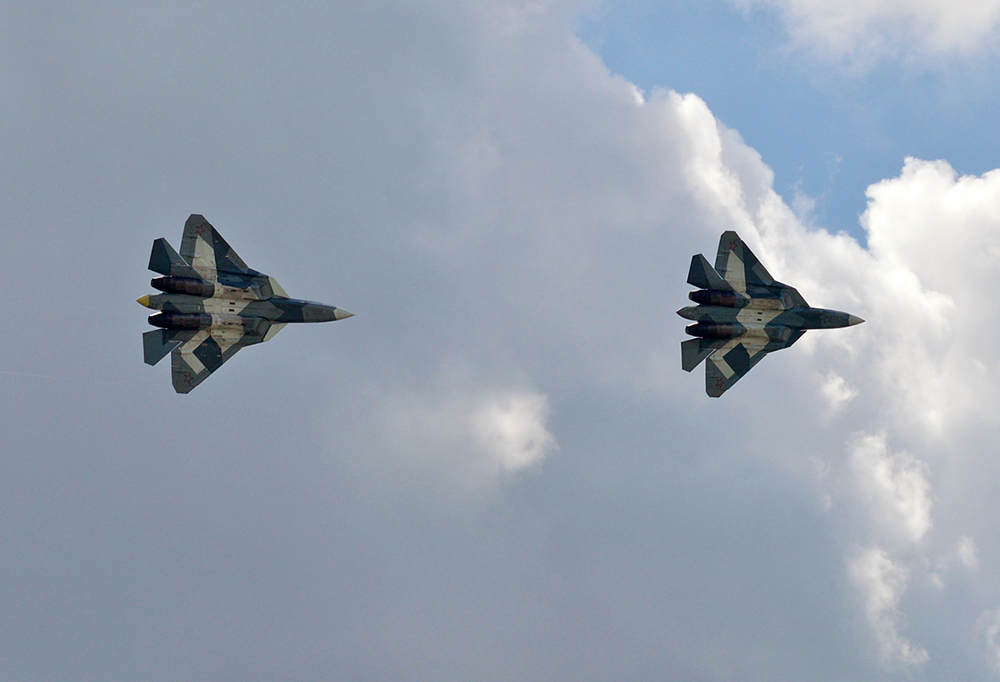 Kaksi venäläistä hävittäjää pilviä vasten