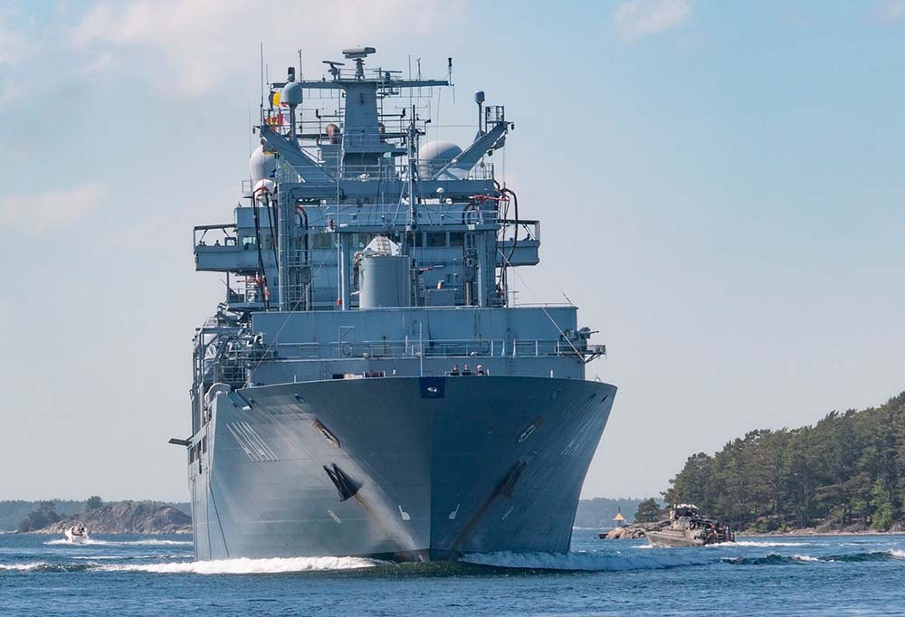 Kuvassa fregatti ja maihinnousuvene.