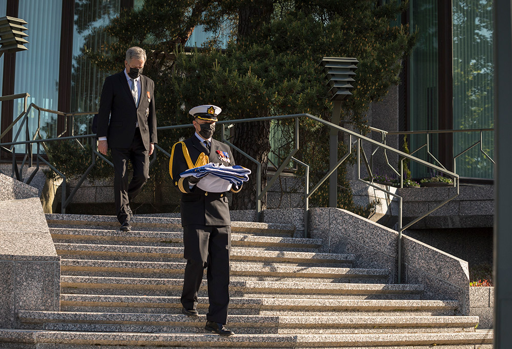 Tasavallan presidentin Sauli Niinistö laskeutuu portaita lipunnostoa varten.