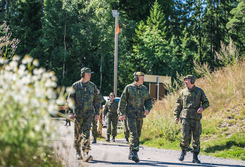 Kenraali Kivinen tarkasti Rannikkoprikaatin ja Kaartin jääkärirykmentin