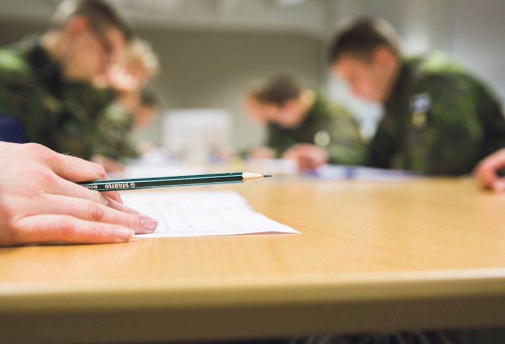 Alokkaita tekemässä psykologista koetta.