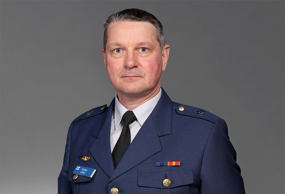 Kuvassa lääkintäprikaatikenraali Tuomo Leino katsoo kameraan virkapuvussa.