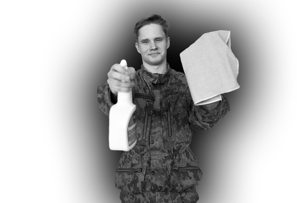 Kaartinjääkäri Vuohelainen osoittaa kameraa suihkepullolla.