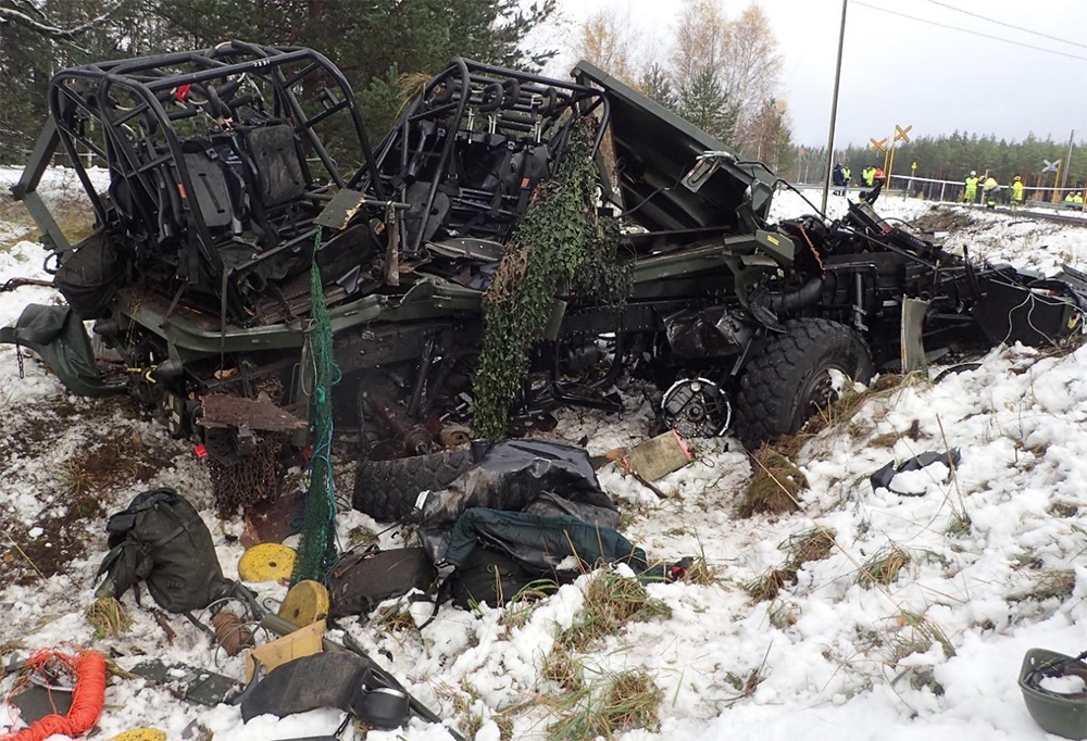 Kuvassa kuorma-auto osiin hajonneena ojassa.