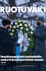 Tasavallan presidentti Sauli Niinistö laskemassa seppelettä.