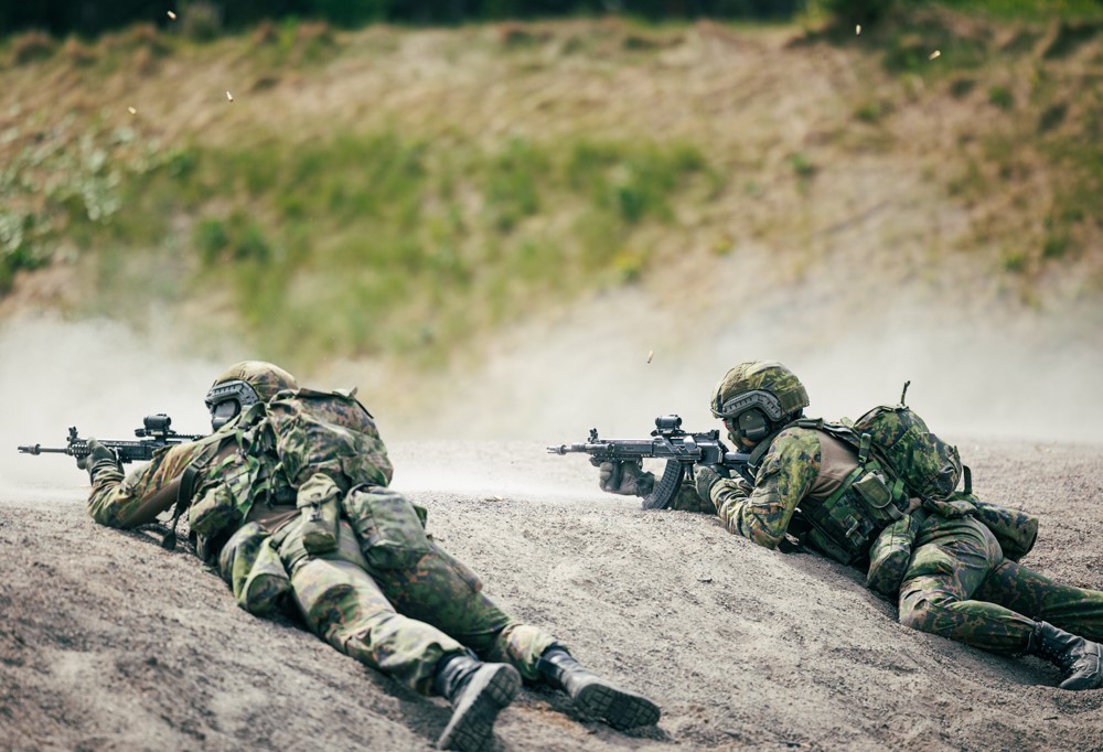 Kuvassa kaksi varusmiestä taisteluvarustuksessa